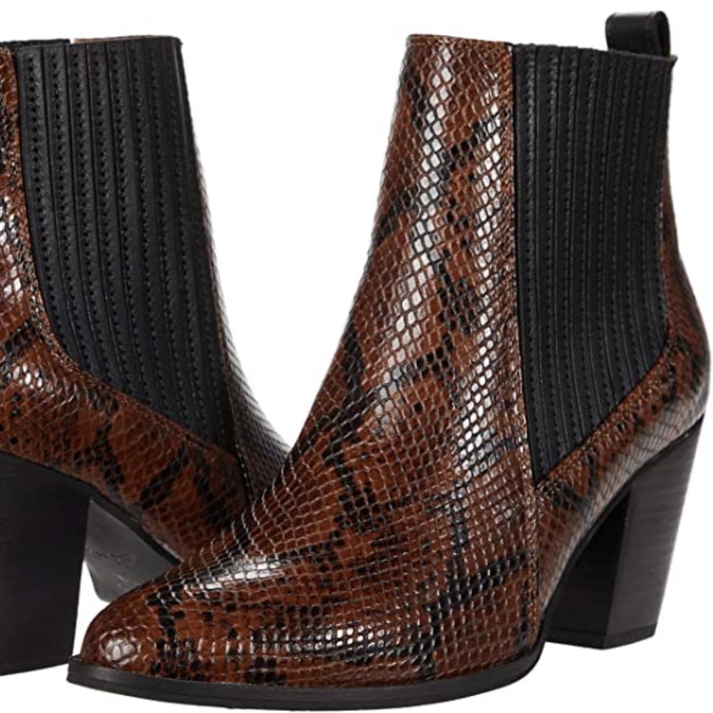 Clarks womens West Lo  ankle boots, size 8